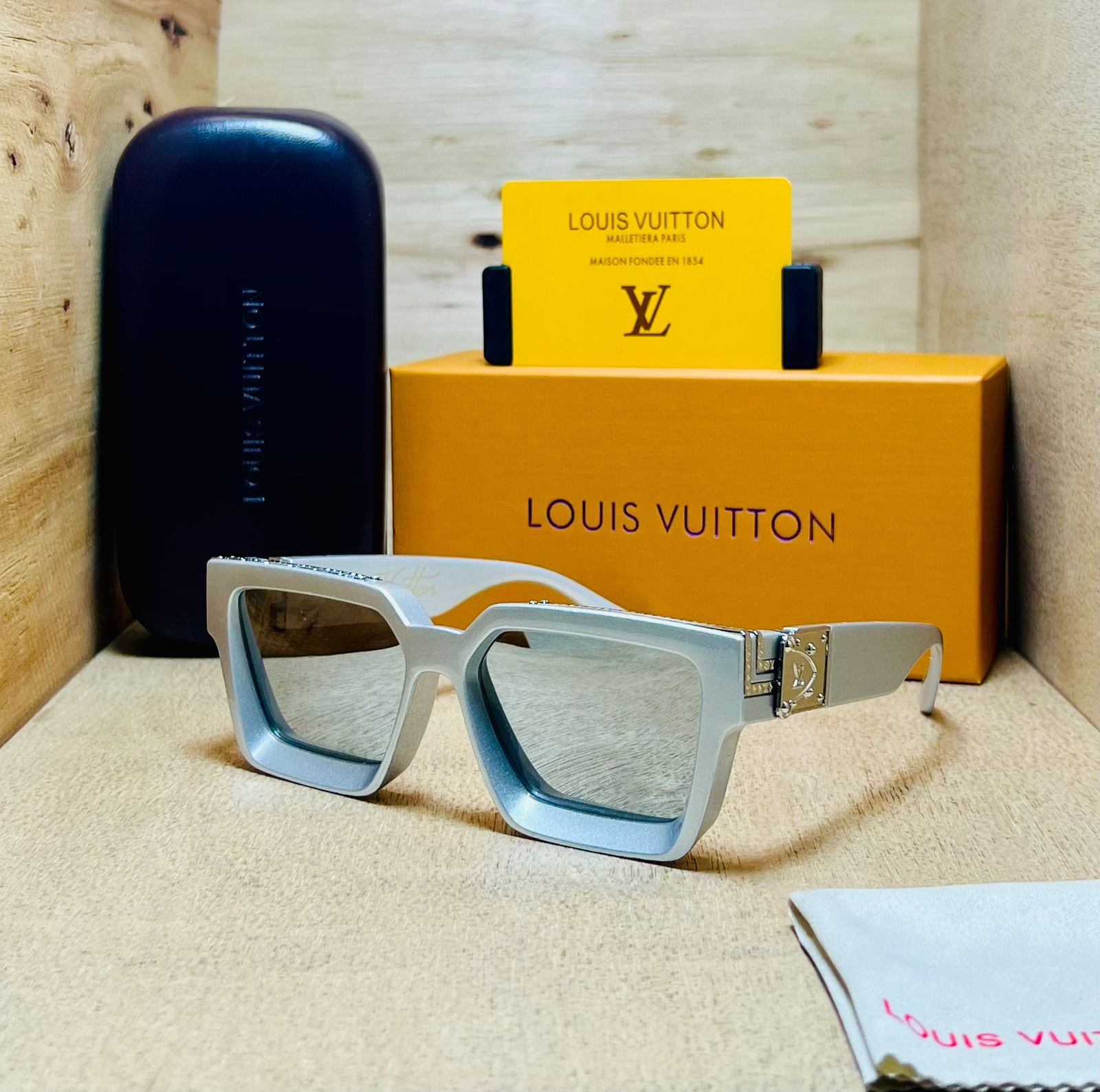 L.V NEW COLOR TRENDY SUNGLASSES UNISEX